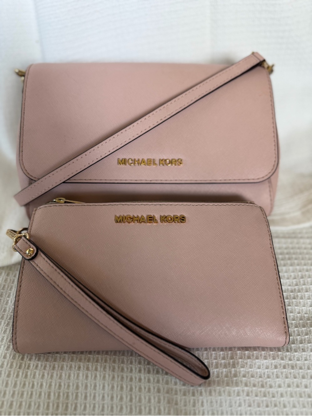Beautiful set Michael Kors Dusty Pink Crossbody with Matching Wristlet wallet